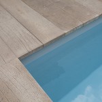 Détail d'une terrasse en bois et piscine